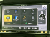様々なメディアに対応し、車内時間をより楽しく演出。クリアな映像で、エンターテイメントを楽しめる充実のモニターです。