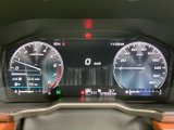 視認性の高いメーター類で、運転に必要な情報を的確に把握できます。運転席をスタイリッシュに演出するデザインです。