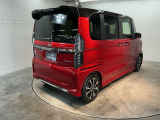 スポーティー&スタイリッシュな、大型テールゲートスポイラー