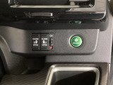 パワースライドドアの開閉はスマートキーのリモコンやドアノブは勿論、運転席側のスイッチ操作でも開閉ができ、安全・簡単です。
