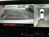 パノラミックビューモニター付きです。車両を上から見たような映像をディスプレイオーディオ画面に表示、運転席からの目線だけでは見にくい、車両周辺の状況をリアルタイムでしっかり確認できます。