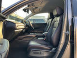運転席からの視界は良好。操作性にも優れた設計で、快適なドライブをサポートします。シートの形状も体にフィットします。