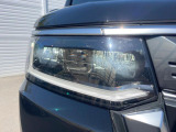 【LEDヘッドライト】悪天候や夜間走行時も良好な視界を確保し安心して運転できる高輝度LEDヘッドライトを装備!点灯速度が早く、消費電力も抑えられています。
