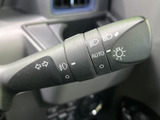 操作しやすい位置に配置されたウインカーレバー。直感的に操作でき、安全な車線変更をサポートします。