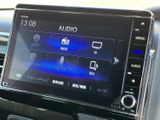 多彩な機能を搭載し、快適なドライブをサポート。CDやラジオに加え、スマートフォンとの連携も可能です。使いやすいインターフェースで、操作も簡単です。