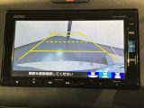 リバースギアに入れるだけで後方の表示へ切り替わります。夜間や雨の日の駐車も楽になりますよ。
