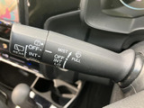 雨天時でもクリアな視界を確保。ワイパーの操作は直感的で使いやすく、運転に集中できます。