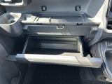 【グローブボックス】大容量のグローブボックスです!!車検証ケース他、日頃使う小物類の収納スペースもたくさんあります!