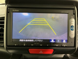 リバースギアに入れるだけで後方の表示へ切り替わります。夜間や雨の日の駐車も楽になりますよ。