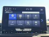 使いやすいインターフェースで、快適なドライブをサポートします。目的地設定やオーディオ操作がスムーズに行えます。