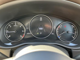 視認性の高いメーター類が、運転に必要な情報を的確に伝えます。直感的に操作でき、安全運転をサポートする設計です。落ち着いた空間演出も魅力です。