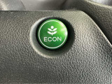 ECONスイッチ操作でエンジンやミッション、エアコンなどを総合的に制御、燃費をよくするようクルマが頑張ります。