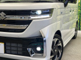【LEDヘッドライト】悪天候や夜間走行時も良好な視界を確保し安心して運転できる高輝度LEDヘッドライトを装備!点灯速度が早く、消費電力も抑えられています。