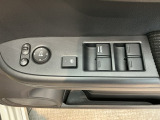 電動格納式リモコンドアミラーと、パワーウィンドウスイッチ等は運転席ドアにあります。