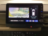 バックギアに入れますとご覧のような画像に自動的に切り替わります。車庫入れ時に役立ちます。