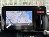 視認性の高いディスプレイが、運転をサポートします。快適なドライブを演出するオーディオ機能も充実。情報満載の空間です。
