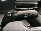 周囲の明るさに応じて自動で点灯・消灯します。薄暮時や夜間の運転においてとても便利です!