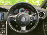 握りやすいステアリングは、運転操作をより快適にします。スポーティーなデザインで、ドライビングへの没入感を高めます。