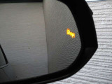 隣車線を走る車両をレーダーで検知し、ドアミラーでは確認しにくい後側方エリアに存在する車両に加え、急接近してくる車両も検知します。車両を検知するとドアミラーに搭載されたLEDインジケーターが点灯します。