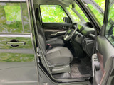 広々とした室内空間。運転席からの視界も良好で、快適なドライビングをサポートします。落ち着いた空間でリラックスできます。