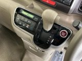 スマートキーをポケットやバッグに入れたままで、キーを差し込むことなくボタンを押すだけでエンジンが始動します。