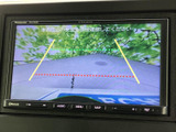 後方状況を安全確認できるモニターが搭載されています。駐車時や狭い道での運転がより安心になります。