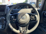 握りやすい形状のステアリングは、長距離運転でも疲れにくい設計です。操作性も高く、快適なドライビングをサポートします。