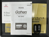 スマートキーは鍵をバッグに入れたままでもドアロックの開閉やエンジンのON・OFFができます。夜間や雨の日も鍵を探さなくて良いので便利です。