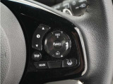 ◆アダプティブクルーズコントロール◆予め設定した車速内でクルマが自動的に加減速。前走車との適切な車間距離を維持しながら追従走行します。【LKAS】車線維持支援システムでステアリング操作を支援。