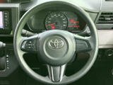 握りやすいステアリングで、運転操作をサポートします。操作性も高く、快適なドライビングをお約束します。上質な触り心地も魅力です。