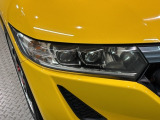 LEDヘッドライトは、点灯の瞬間から最大光量を発揮し、突然暗くなるトンネルなどでの安定感を高めます。