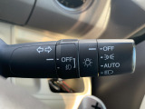 ■オートライト■車外の明るさに応じて、自動的にライトの点灯・消灯をしてくれます。トンネルが続くような道でも、いちいちライトスイッチを操作する必要がありません。消し忘れの心配もありません。