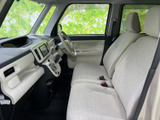 運転席周りは、操作しやすい配置で、快適なドライビングをサポート。広々とした空間で、リラックスした運転を楽しめます。