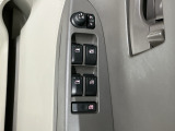 狭い駐車場で便利な電動格納ドアミラーが付いています。