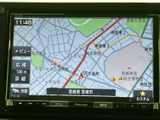 見やすい地図表示で、運転に集中できます。渋滞情報も確認でき、スムーズな移動をサポート。遠出にも安心の機能です。