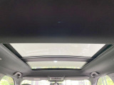 【サンルーフ】開放感たっぷりの希少装備、サンルーフが装着されています!車内に明かりを取り入れたり景色を楽しむ以外にも、車内の空気も簡単に換気できて快適です!