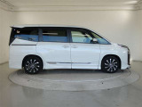 両側パワースライドドア付きだから、狭い駐車スペースなどでの 乗り降りラクラク!小さなお子さまのいるご家庭には嬉しい装備。
