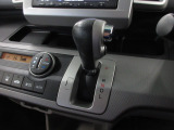 インパネシフトだから視線の移動も少なく足元もスッキリ。運転席もゆったりしているのでゆとりを持ってドライブできますね。