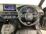 【ハンドル】運転にかかわる様々な操作を安全に行えるように視点移動が少なく操作性に配慮されたスイッチ類が凝縮されたコックピットです。