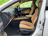運転しやすいように配置された操作系は、直感的に操作できます。ドライバーをサポートする機能が充実しており、安全運転をサポートします。