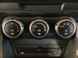 空調スイッチ類は最近流行のタッチパネル式ではなく、運転中でも直感的に操作できるダイヤル式を採用しております。