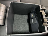 アクセサリーソケットや、携帯の充電などに便利な充電用USBポート(USB Type-C)を装備!車内にあると便利なアイテムのひとつですね