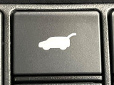 【ハンズフリーパワーバックドア】リアバンパー下部に足先を出し入れするだけでバックドアが自動で開閉♪両手が荷物でふさがっている時でもラクラク開閉操作が行えます!