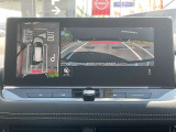 アラウンドビューモニターです。4つのカメラからの映像を合成・処理することで空から見下ろすような視点で周囲を確認でき、駐車時のクルマの位置確認がスムーズになります。
