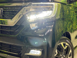 【LEDヘッドライト】悪天候や夜間走行時も良好な視界を確保し安心して運転できる高輝度LEDヘッドライトを装備!点灯速度が早く、消費電力も抑えられています。