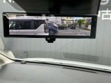 インテリジェントルームミラーです。人や物で視界が遮られてても、車体後部のカメラ映像に切り替えることにより、クリアな後方視界を実現しています。