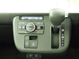 オートエアコンを装備しておりますので、四季を通じて車内を快適な温度に保つことが出来ます!高級感が有りますね!