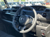 運転席からの視界は良好。操作性にも優れたステアリングやシフトノブが、快適なドライビングをサポートします。