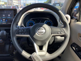 握りやすいステアリングは、運転操作をサポート。オーディオやハンズフリー通話などの操作も可能です。快適なドライビングを追求した設計です。