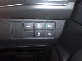 パーキングセンサーや横滑りを防ぐVSA等のスイッチ類は運転席の右側、手の届きやすい位置にあります。